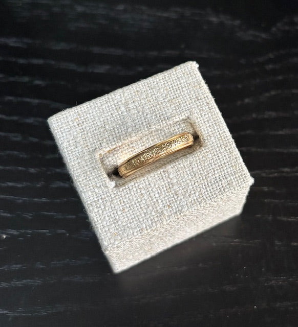 Lovely 18K Yellow Gold Blossom Band Ring, Engraved! Circa 1957