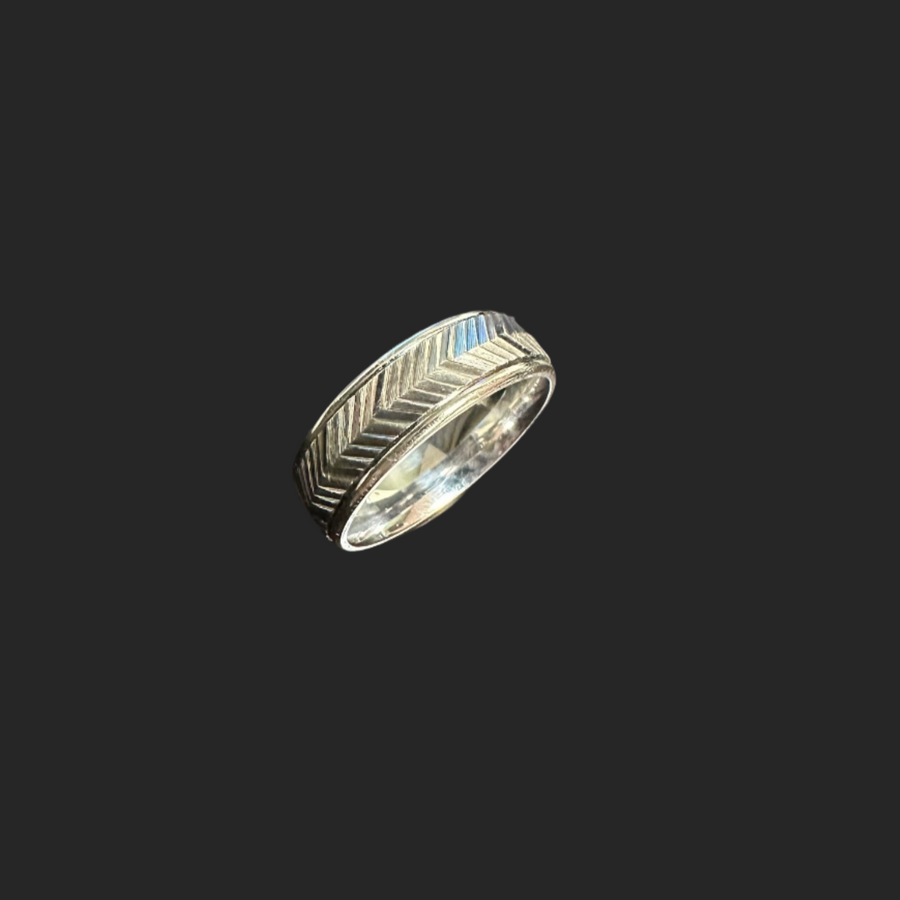 Excellent 14K White Gold Band Ring w/Chevron Pattern. Size 10.75, 7MM. Estate Collection