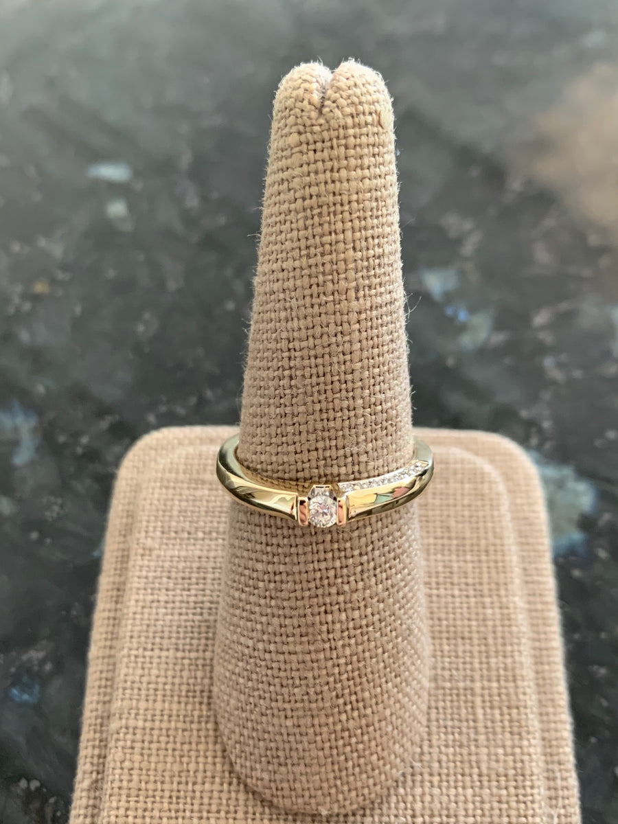 Surprise Diamond Edge Ring, 15D=.30CTTW, Size 7.